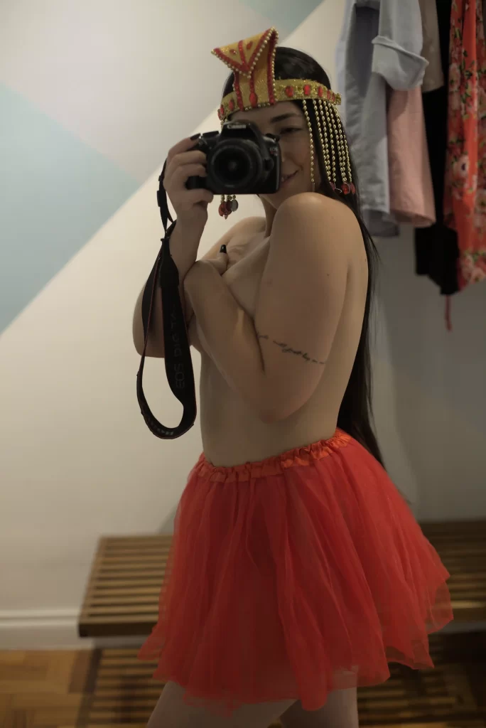 Lis com uma câmera fotográfica e carinha de safada